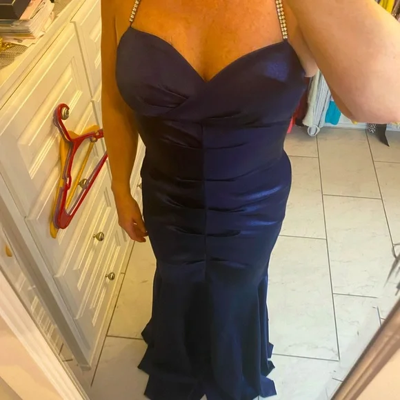 Formal dress - Picture 1 of 9